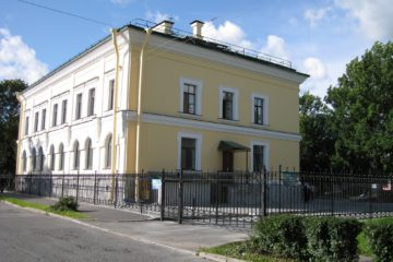 Дом с земельным участком в Павловске